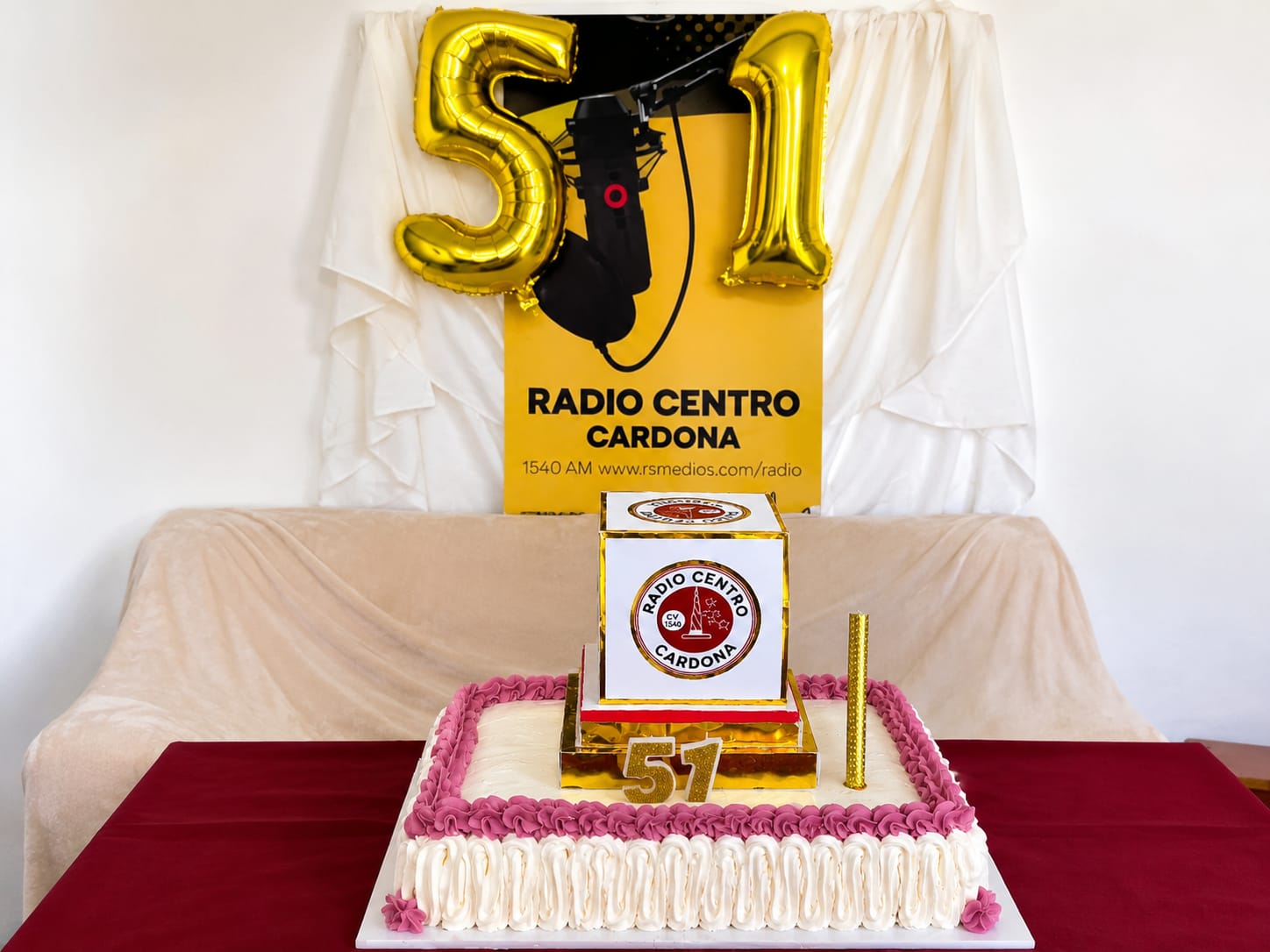 Torta aniversario por los 51 años de Radio Centro Cardona